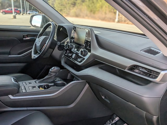 Used 2020 Toyota Highlander XLE image 39