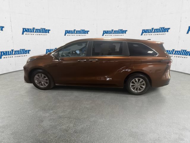 Used 2023 Toyota Sienna XLE FWD image 6