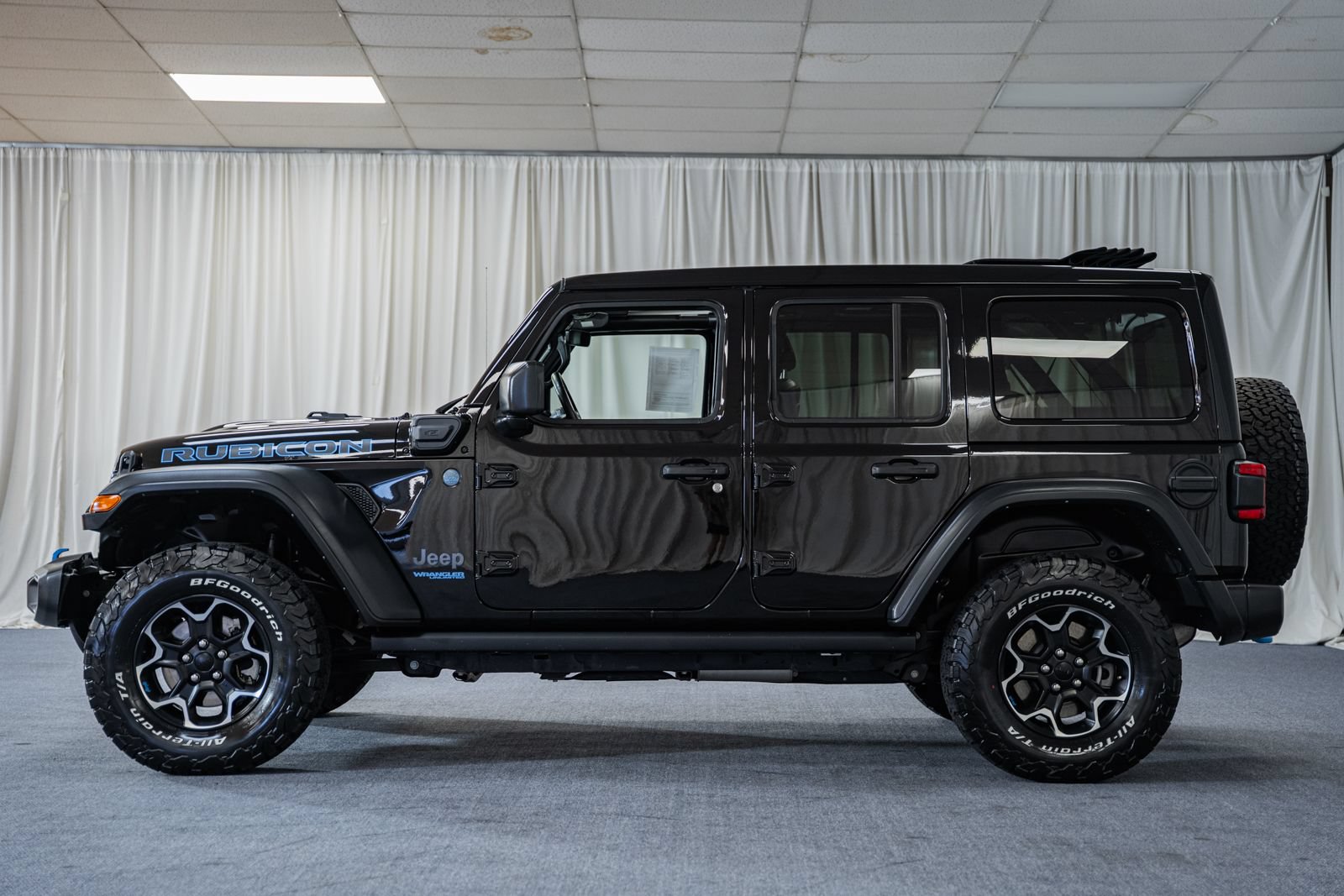 Used 2022 Jeep Wrangler Unlimited Rubicon 4xe w/ Cold Weather Group AWD/4WD image 5