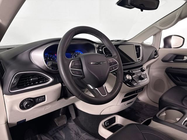 Used 2023 Chrysler Pacifica Touring-L image 9