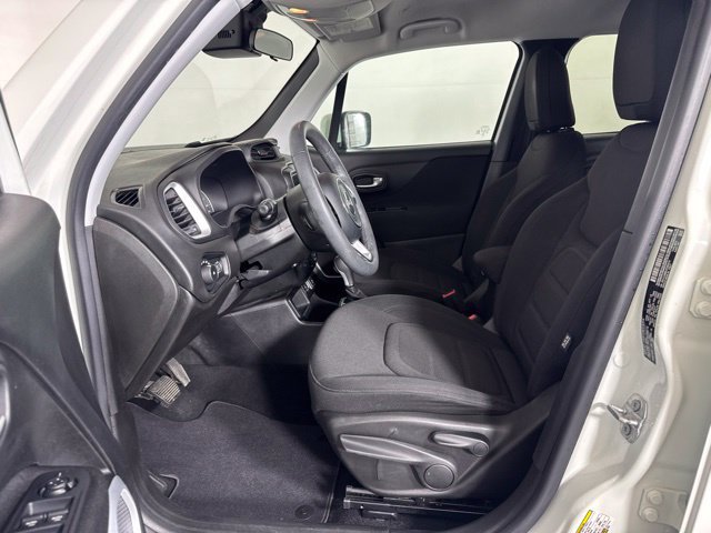 Used 2018 Jeep Renegade Latitude FWD image 11