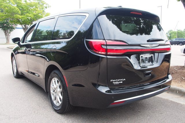 Used 2024 Chrysler Pacifica Touring-L FWD image 5