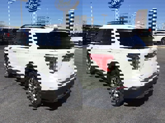 Certified 2022 Ford Explorer XLT w/ Equipment Group 202A image 3