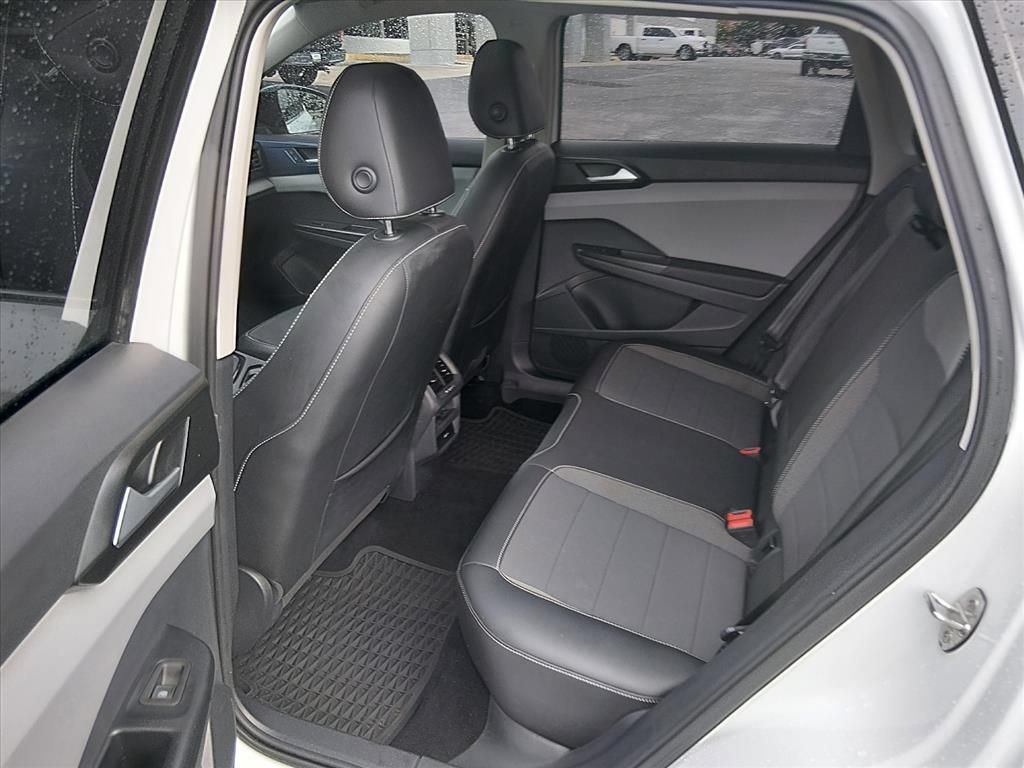 Used 2023 Volkswagen Taos SE w/ Panoramic Sunroof Package FWD image 15