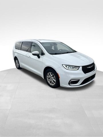 Used 2023 Chrysler Pacifica Touring-L FWD image 2