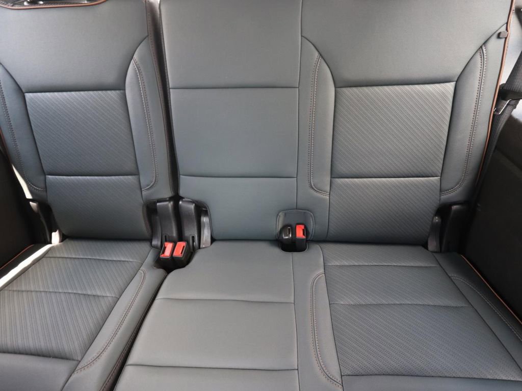 Used 2025 GMC Yukon AT4 AWD/4WD image 17