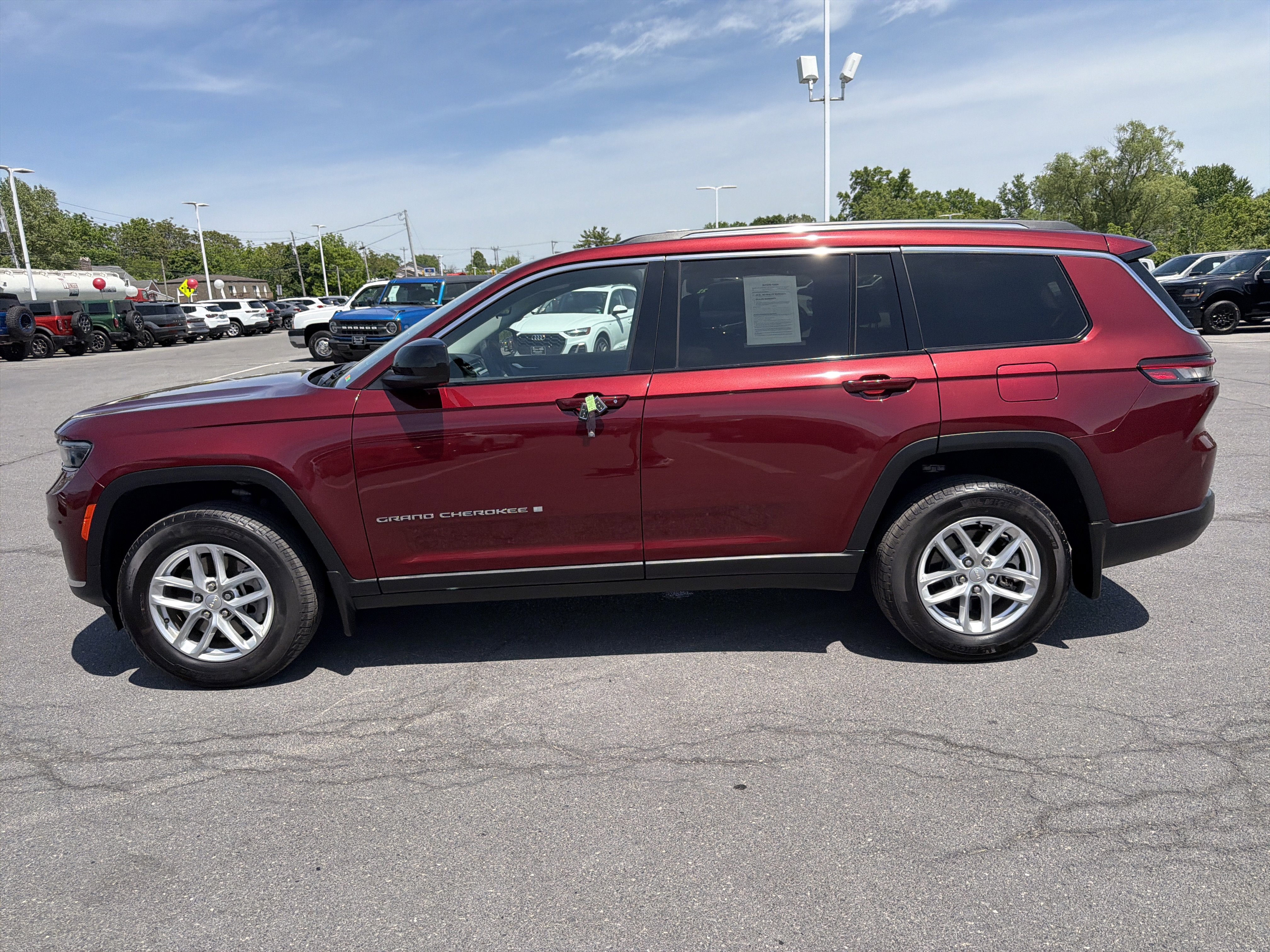 Used 2023 Jeep Grand Cherokee L Laredo w/ Luxury Tech Group I AWD/4WD image 7