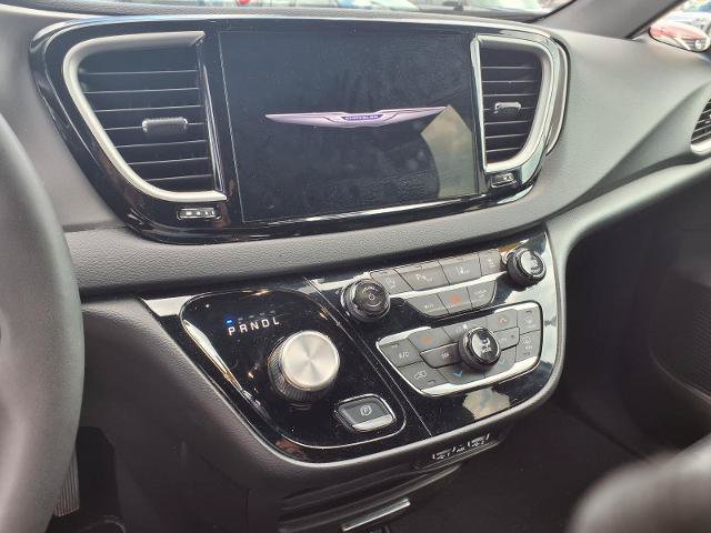 Used 2025 Chrysler Pacifica Select FWD image 10
