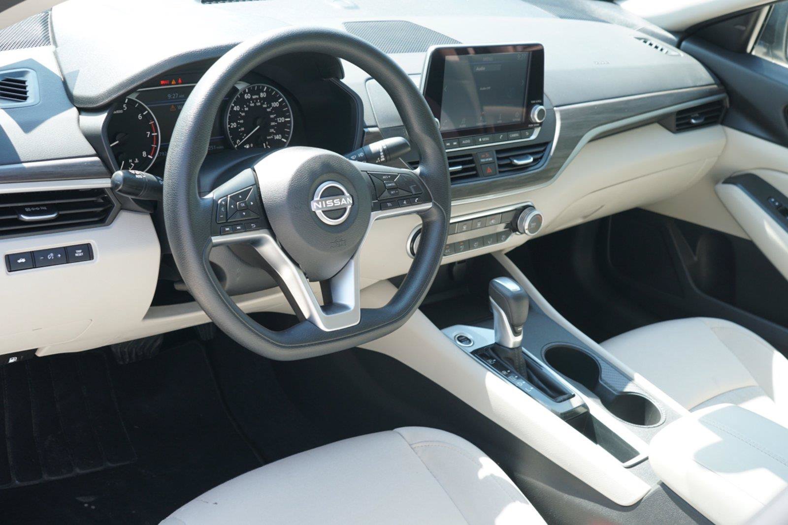 Used 2025 Nissan Altima 2.5 SV FWD image 9