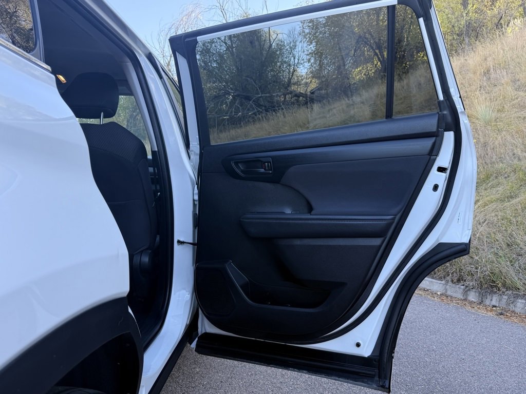 Used 2023 Toyota Highlander LE image 27