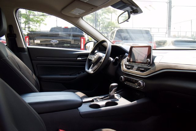 Used 2025 Nissan Altima 2.5 SV FWD image 22