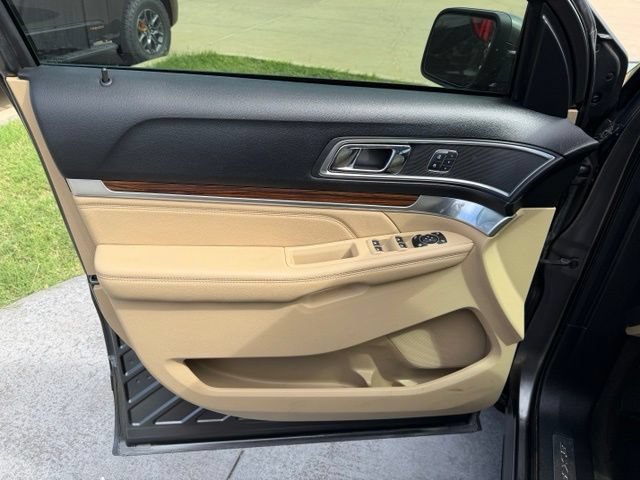 Certified 2017 Ford Explorer Limited w/ Equipment Group 301A FWD image 9