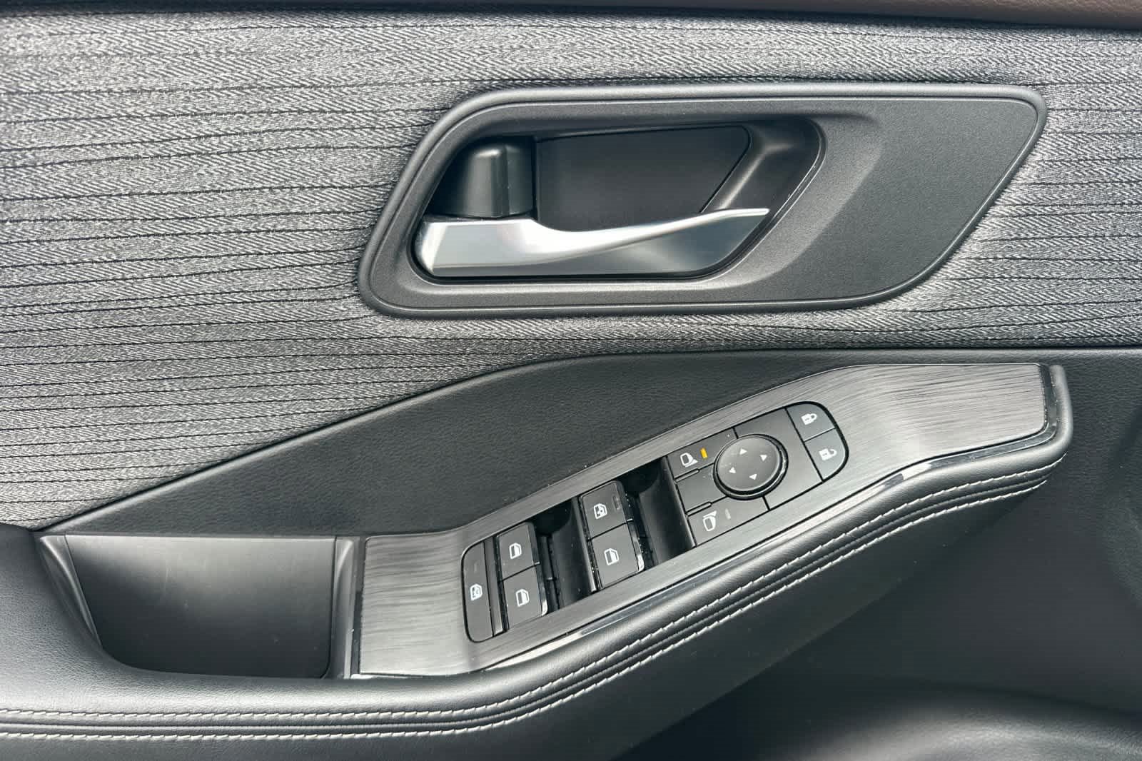 Used 2023 Nissan Rogue SV image 13