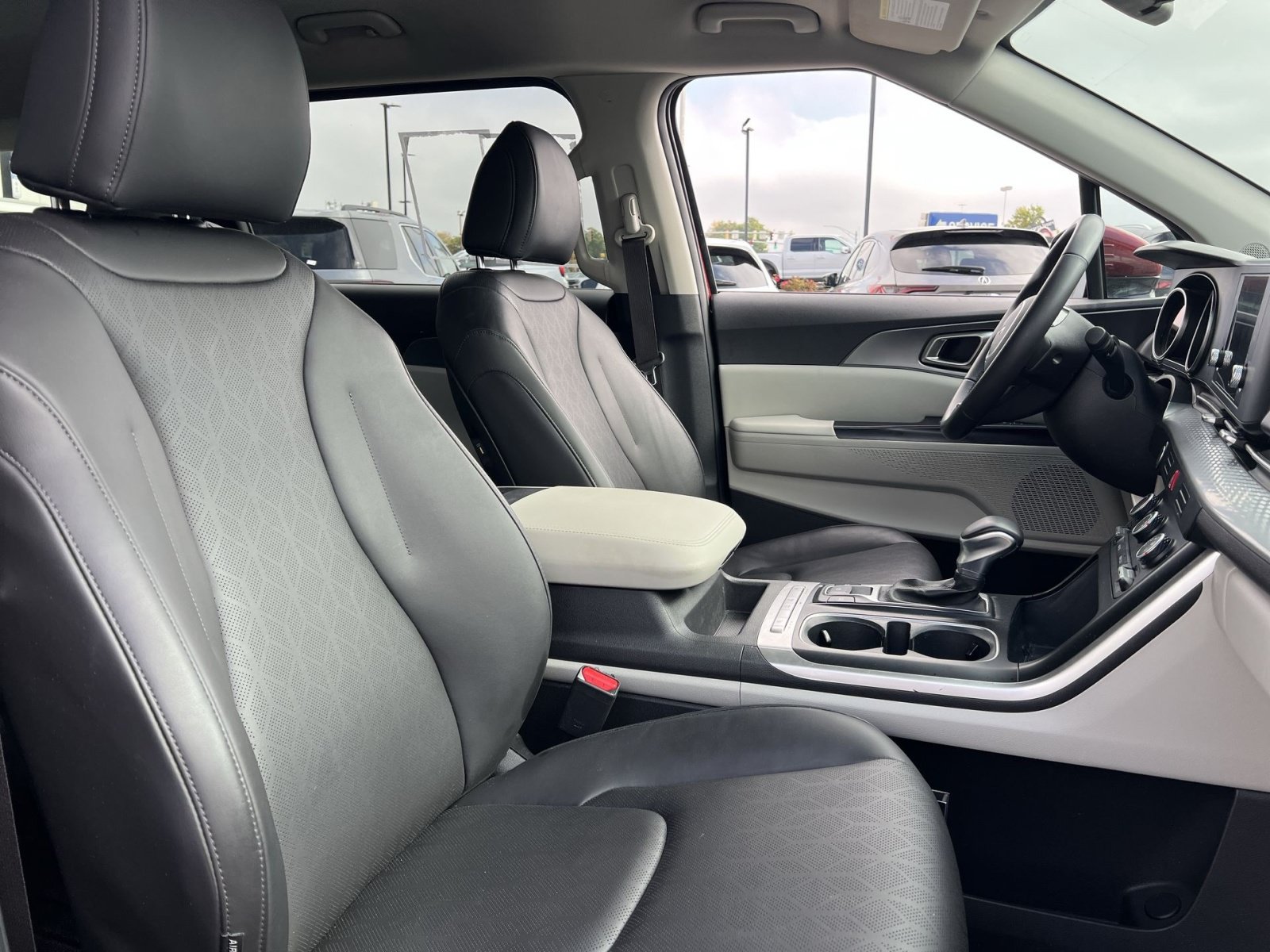 Used 2024 Kia Carnival LX FWD image 26