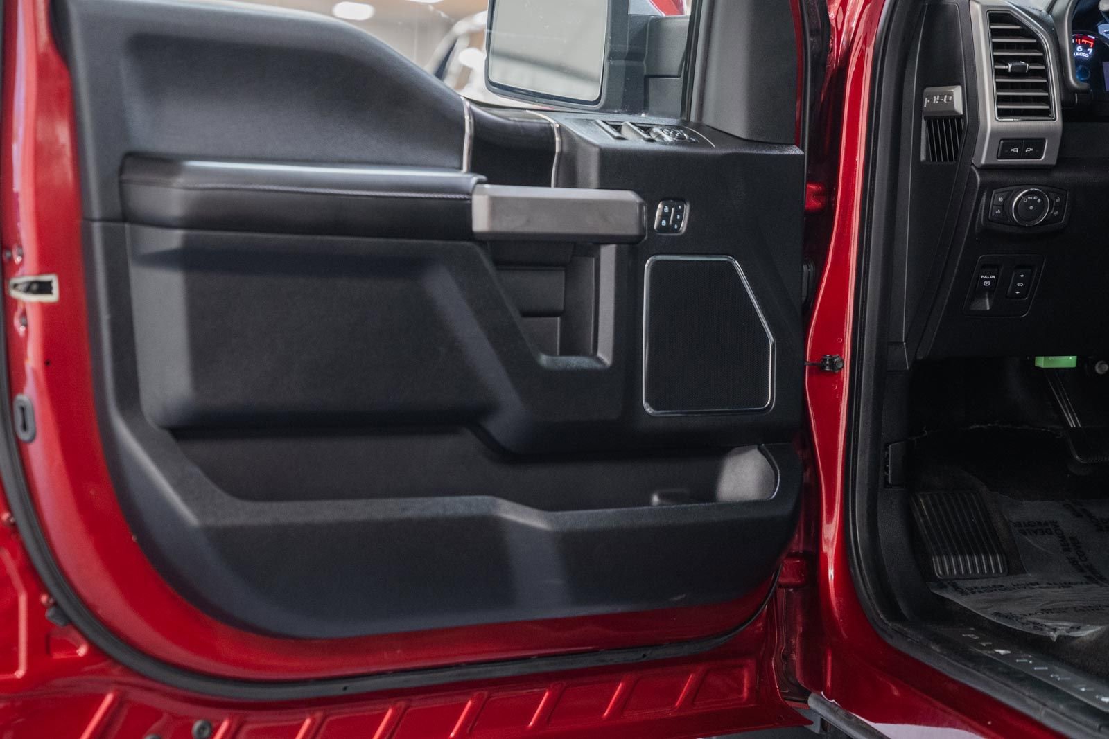 Certified 2018 Ford F150 Platinum w/ Equipment Group 701A Luxury image 47