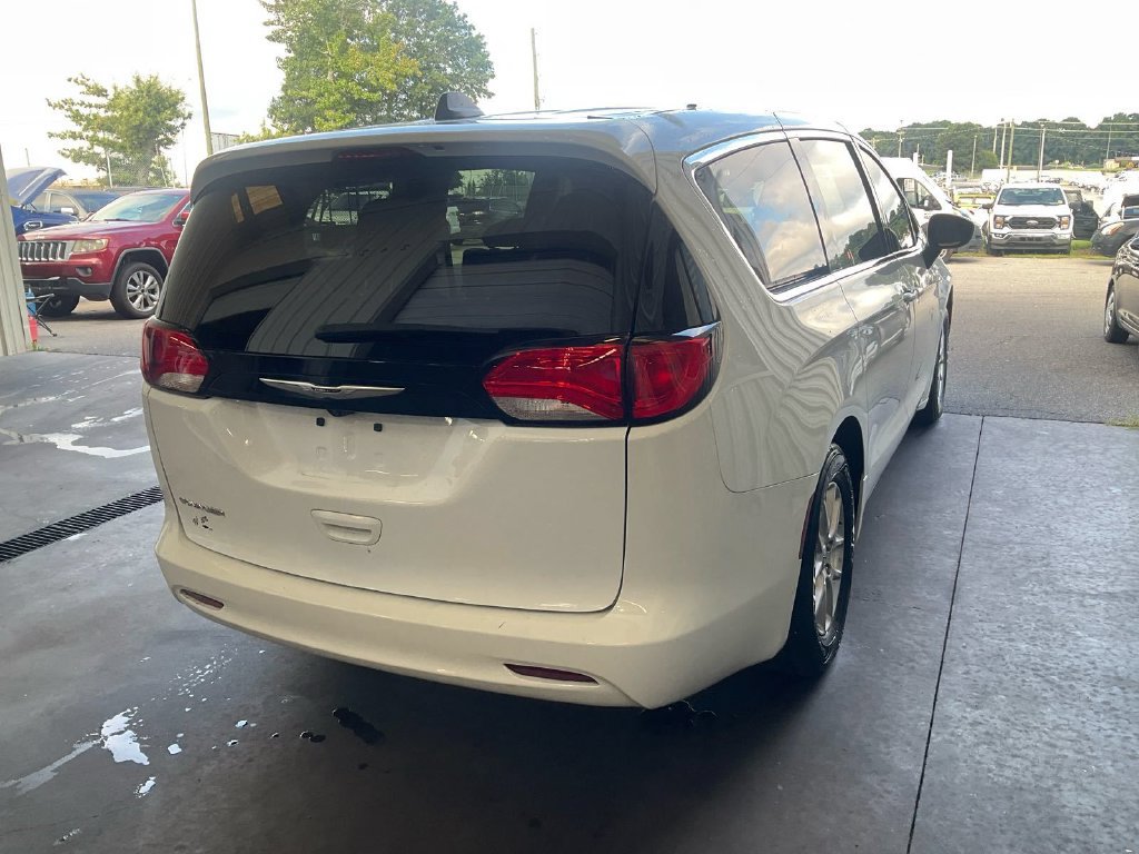 Used 2024 Chrysler Voyager LX FWD image 3