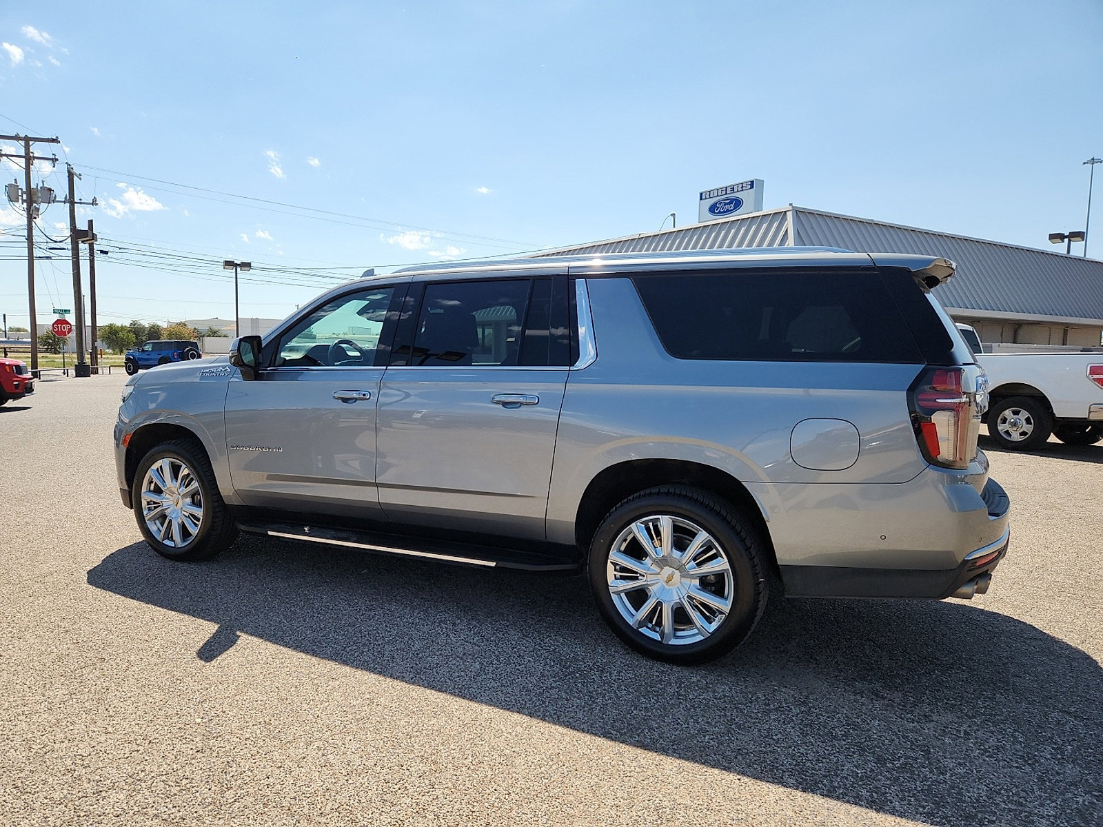 Used 2024 Chevrolet Suburban High Country w/ Advanced Technology Package image 2