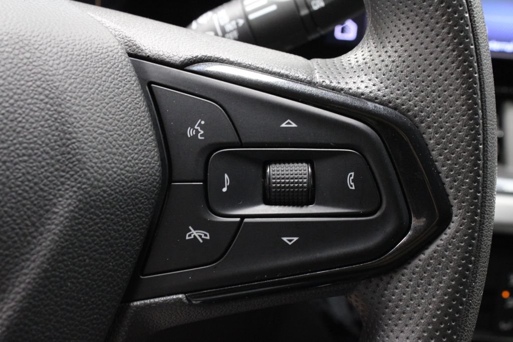 Used 2025 Chevrolet Trax LT FWD image 28