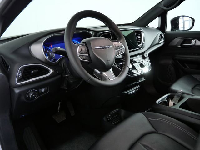 Used 2025 Chrysler Pacifica Select image 16