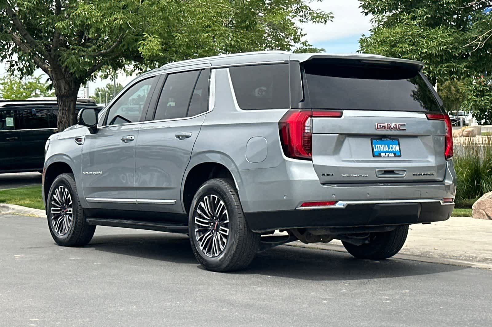 Used 2025 GMC Yukon Elevation AWD/4WD image 6