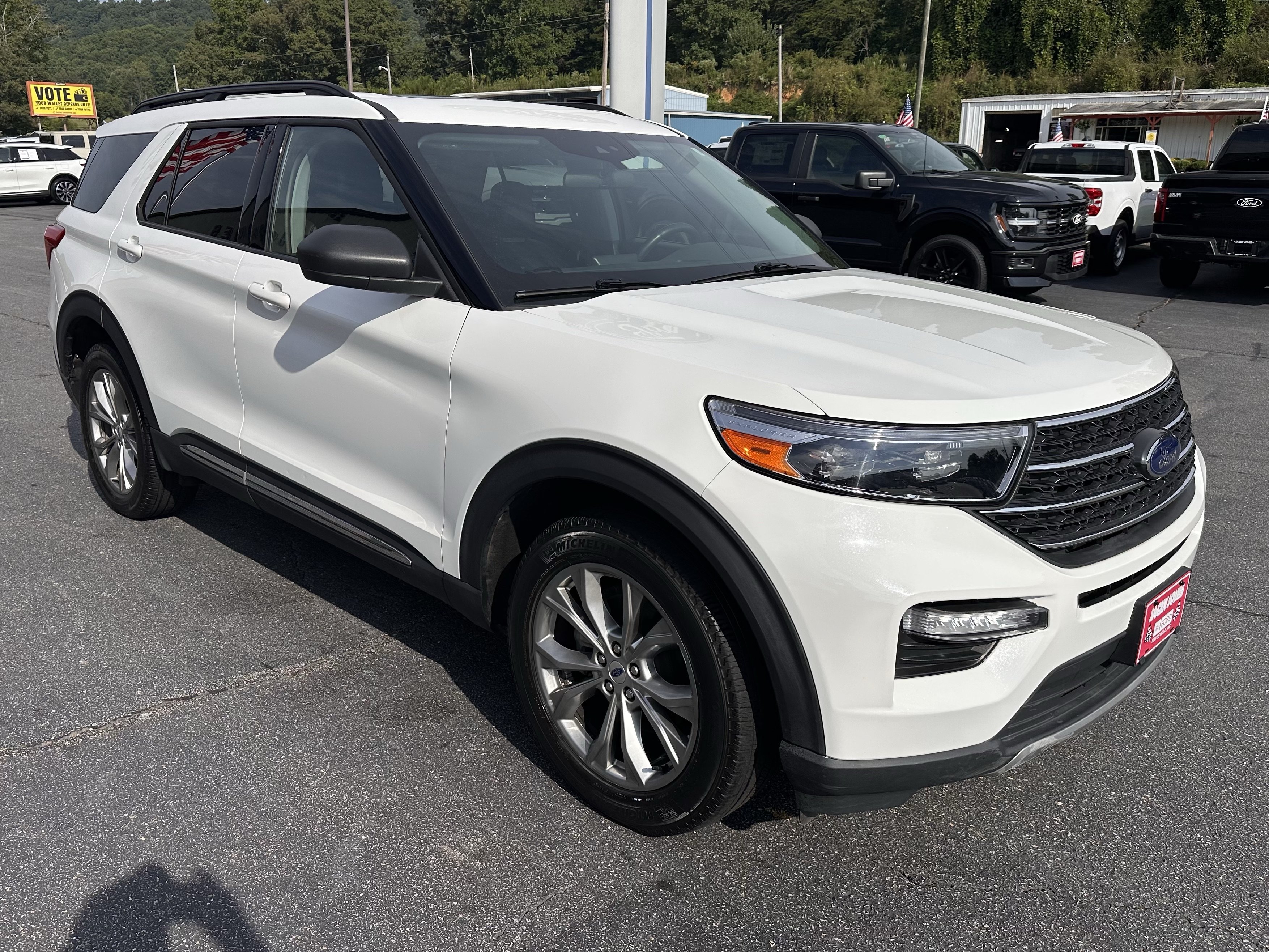 Certified 2023 Ford Explorer XLT w/ Equipment Group 202A AWD/4WD image 4