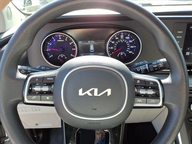 Used 2022 Kia Carnival LX image 24