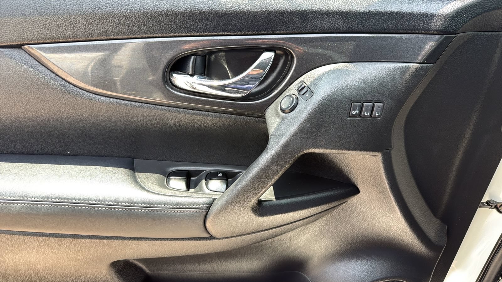 Used 2018 Nissan Rogue SV w/ Premium Package FWD image 11