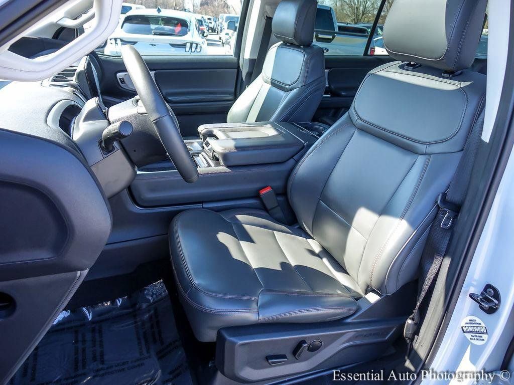 Certified 2025 Ford Expedition Active AWD/4WD image 9