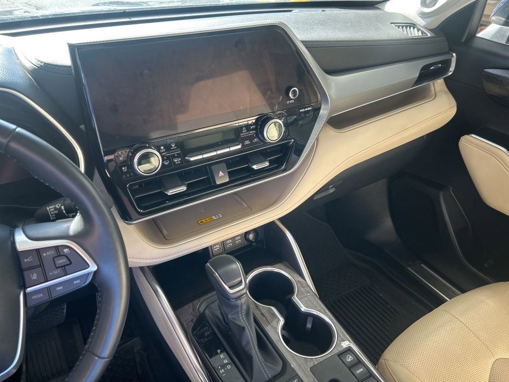 Used 2024 Toyota Highlander Platinum AWD/4WD image 4