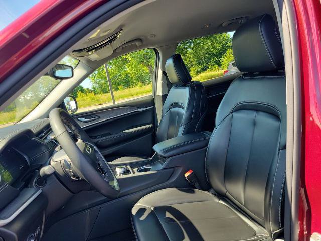 Used 2023 Jeep Grand Cherokee L Limited AWD/4WD image 5
