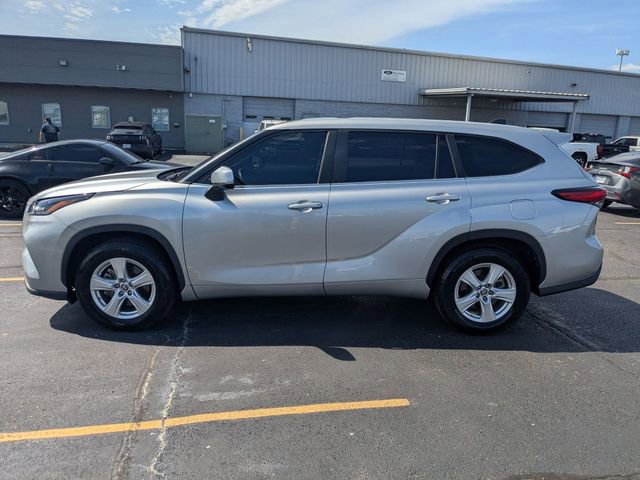 Used 2023 Toyota Highlander LE image 2