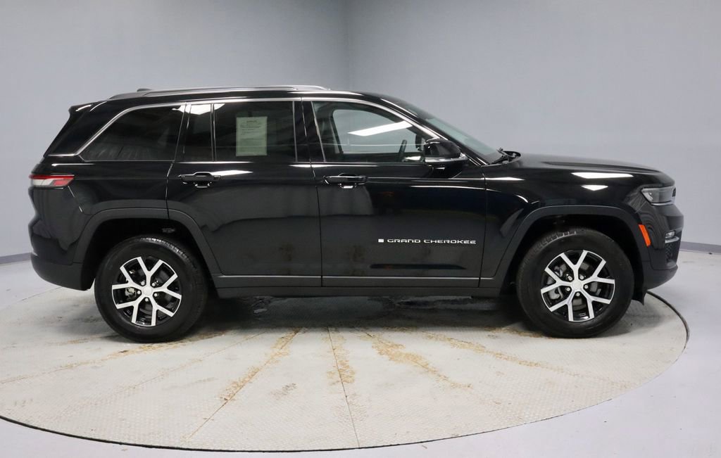 Used 2023 Jeep Grand Cherokee Limited image 13