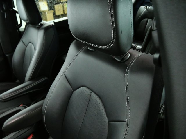 Used 2025 Chrysler Pacifica Select FWD image 18