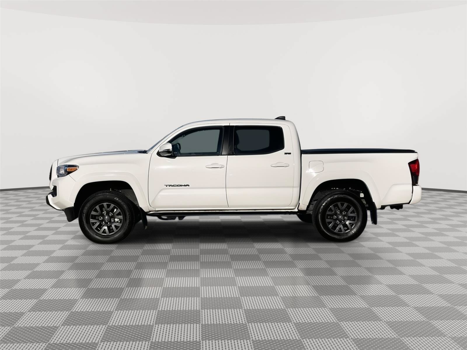 Used 2023 Toyota Tacoma SR5 w/ Technology Package AWD/4WD image 2