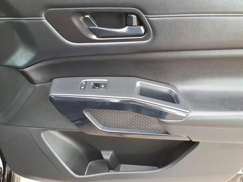 Used 2025 Nissan Pathfinder SV image 8