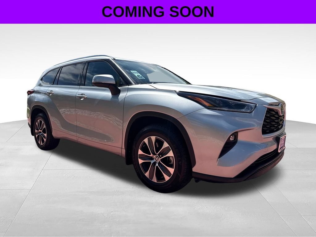 Used 2021 Toyota Highlander XLE AWD/4WD image 1