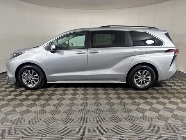 Used 2024 Toyota Sienna LE AWD/4WD image 7