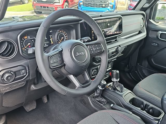 Used 2025 Jeep Wrangler Unlimited Rubicon AWD/4WD image 17