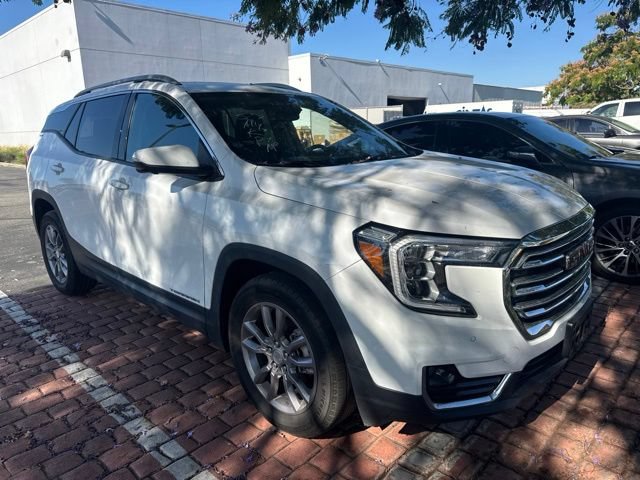 Used 2022 GMC Terrain SLT w/ Infotainment Package II FWD image 4
