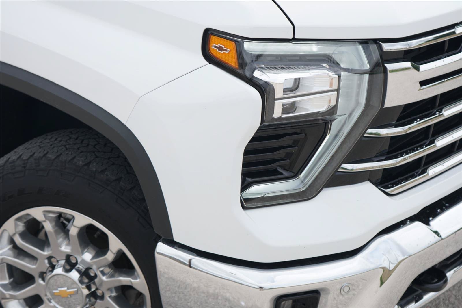 Used 2024 Chevrolet Silverado 2500 LTZ w/ LTZ Premium Package AWD/4WD image 3