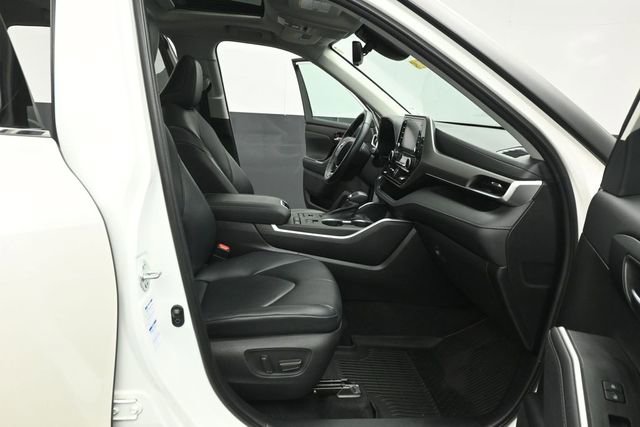 Used 2021 Toyota Highlander XLE AWD/4WD image 30