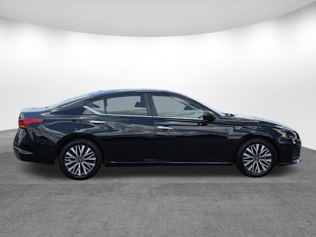 Used 2024 Nissan Altima 2.5 SV FWD image 3
