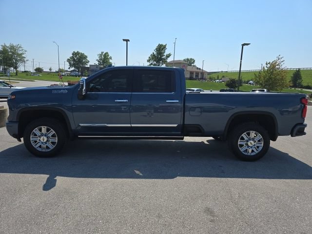 Used 2024 Chevrolet Silverado 2500 High Country w/ Technology Package AWD/4WD image 2
