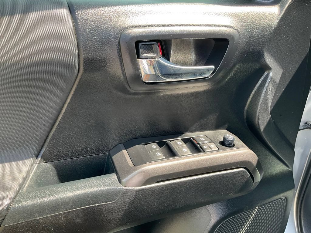 Used 2022 Toyota Tacoma TRD Off-Road AWD/4WD image 21