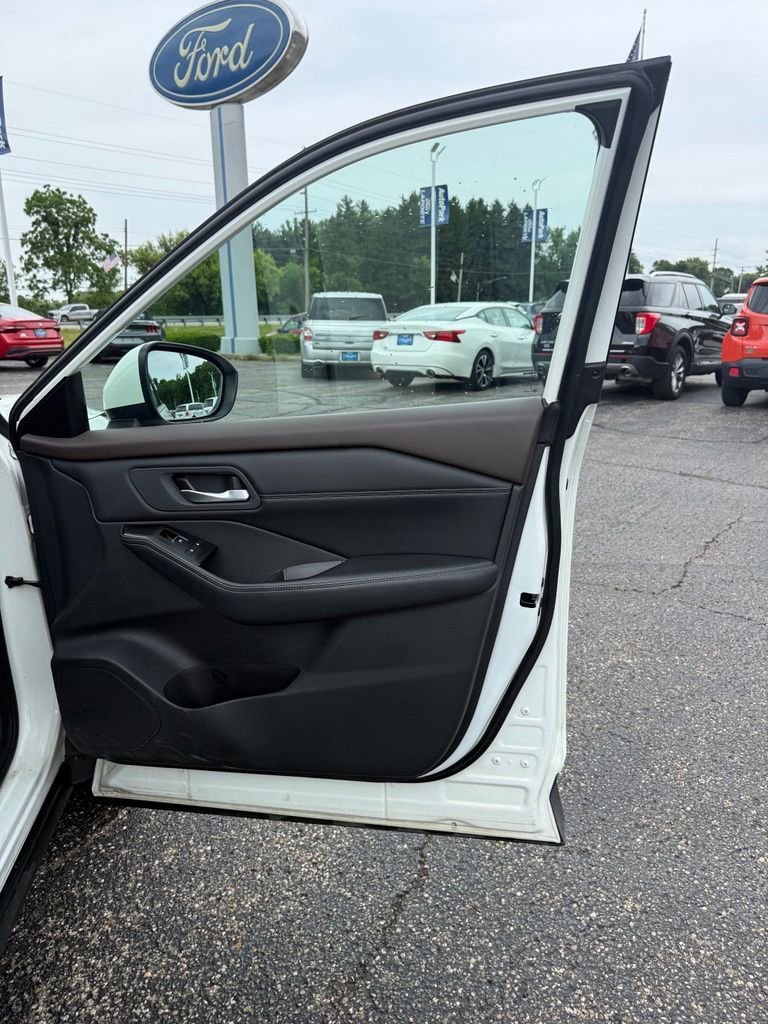 Used 2023 Nissan Rogue SL w/ SL Premium Package AWD/4WD image 17