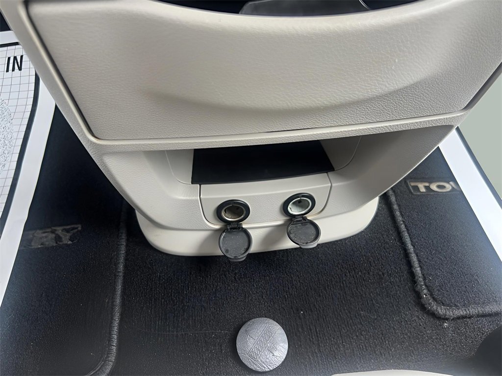 Used 2016 Chrysler Town & Country Touring image 28