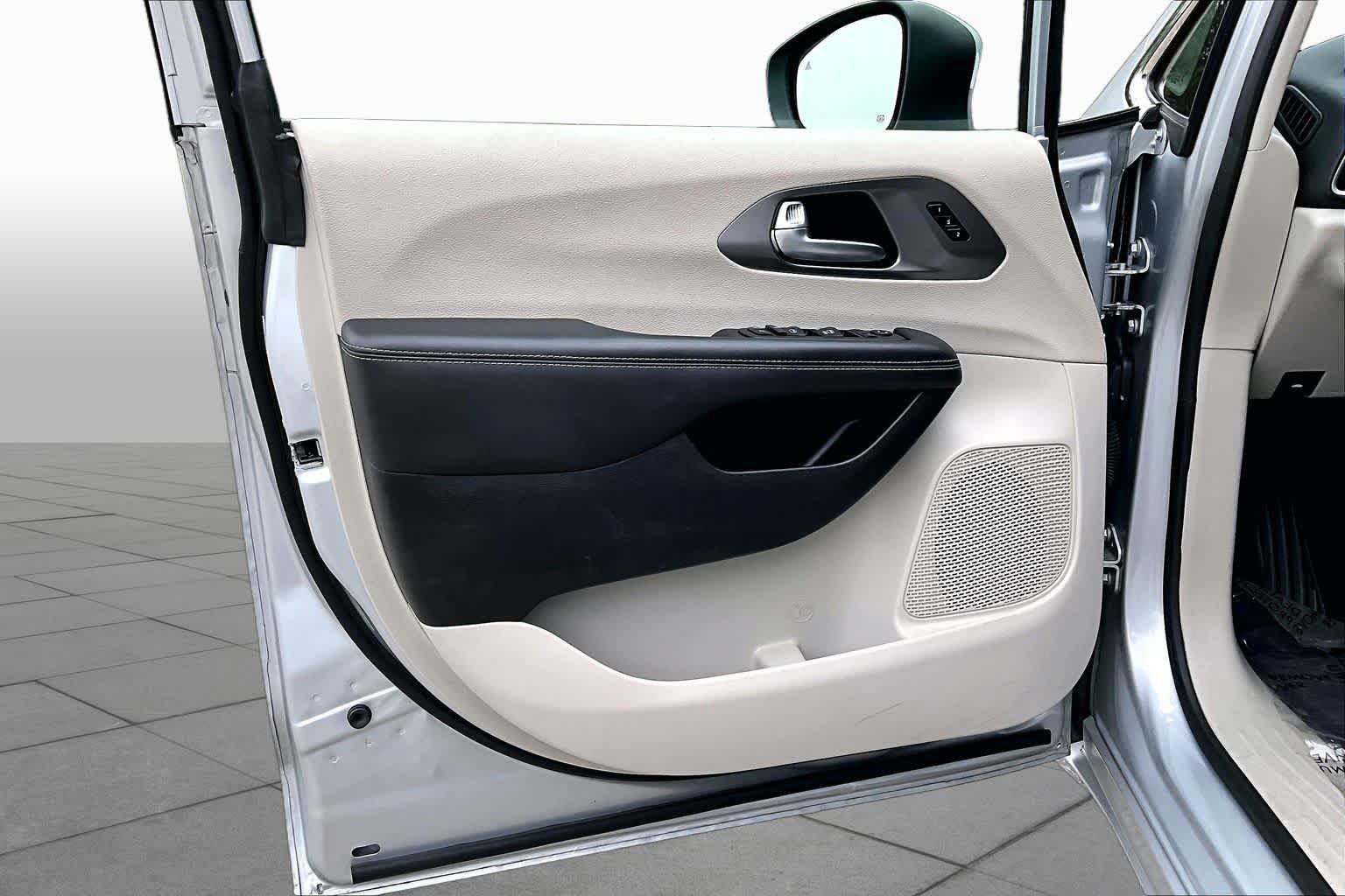 Used 2023 Chrysler Pacifica Touring-L FWD image 22