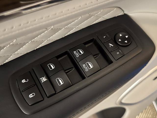 Used 2019 Jeep Grand Cherokee Summit RWD image 17