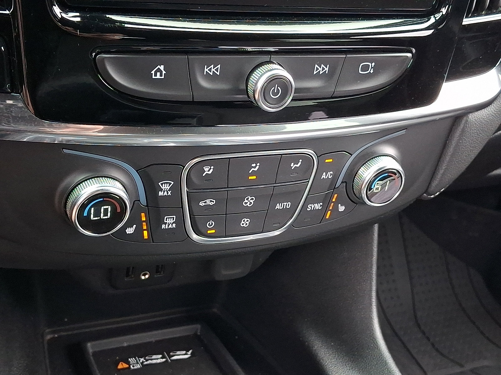 Used 2023 Chevrolet Traverse LT FWD image 23