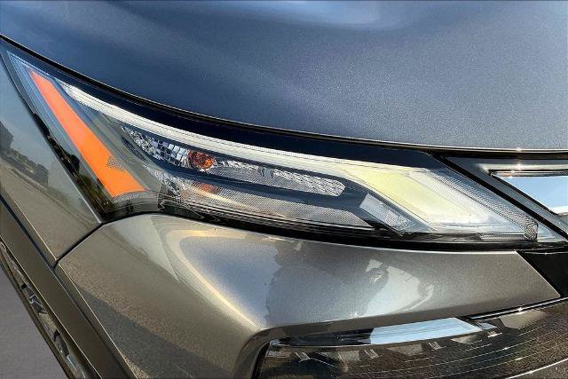 Used 2025 Nissan Rogue SV FWD image 31